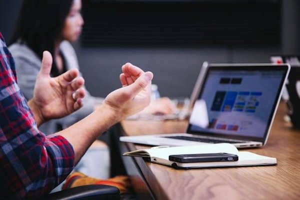 Les secrets pour décrocher un emploi dans les assurances : Conseils et stratégies